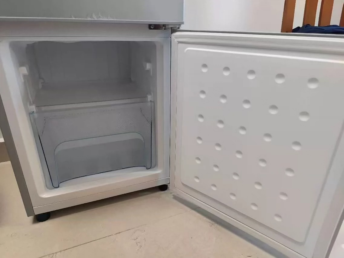 冰箱本来买来在单位用的，最后单位有食堂，就一直放在单位闲置。这两天，单位搬家，准备卖了，没地方放。放在出租屋用特别合适。因为几乎就是全新，干净，也没放过乱七八糟